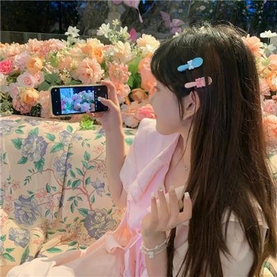 与一位女士合影